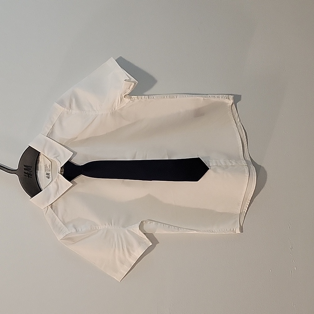 Boys short sleeved dress shirt w/ navy blue tie